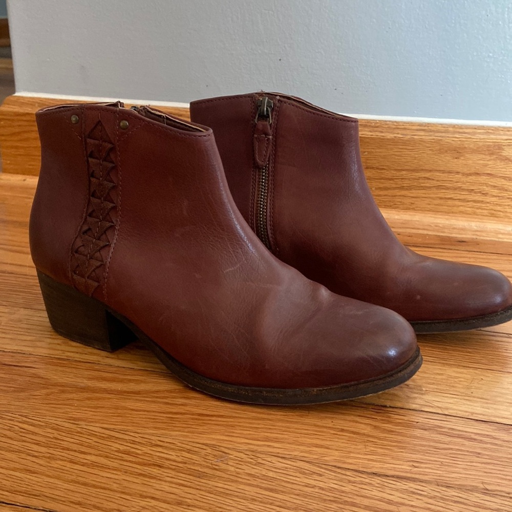 Clarks low ankle leather bootie